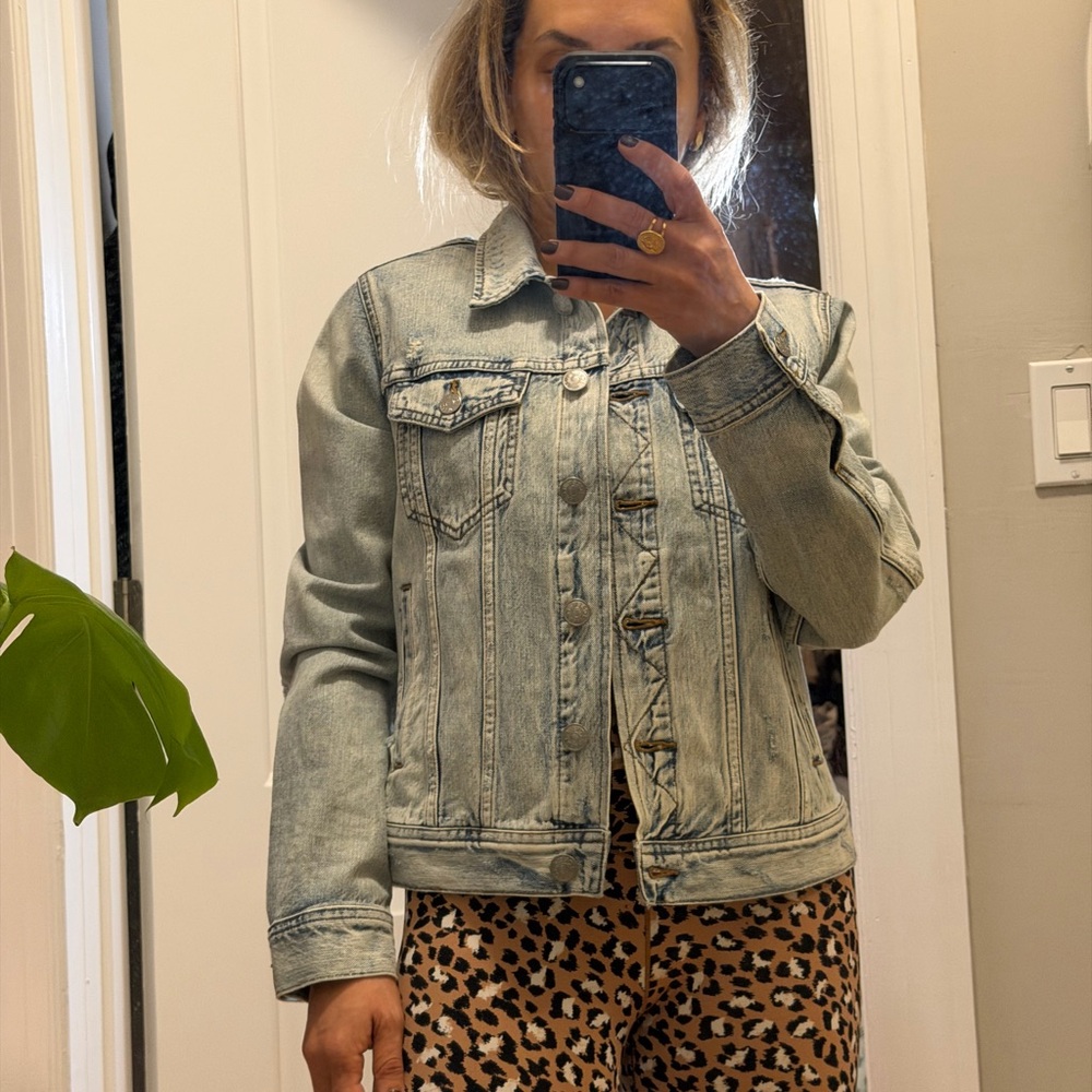 ✨ J.CREW INDIGO Classic Light-Wash Denim Jacket – Size M ✨